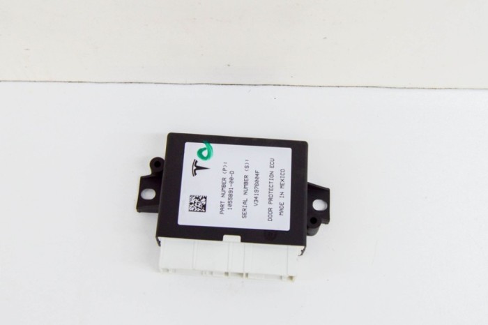 Modul de control ușă st&acirc;nga spate TESLA MODEL X 2018 OEM: 1055891-00-D 17996340