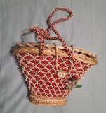 COS impletit manual din rachita si plastic moale, are capac, produs vechi romanesc din perioada socialista anii 1970, obiect pentru decor