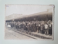 Gara din Bacau, calatorii a?teptand trenul foto