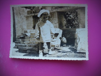 HOPCT 174 E COPIL FETITA CU PALARIE DE SOARE -FOTOGRAFIE VECHE TIP 1/2 CP foto