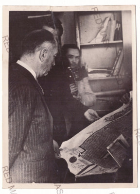 5565 - Ion ANTONESCU si Hrisovul lui Vlad TEPES (18/13 cm) -old Press Photo 1942 foto