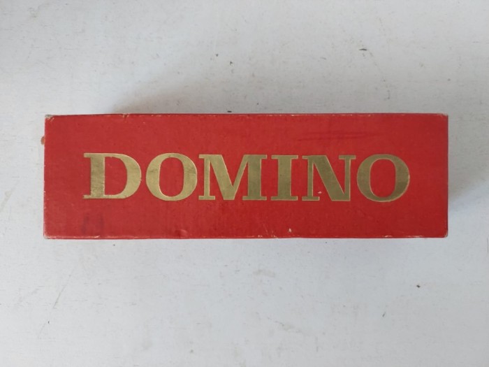Joc DOMINO vintage, 28 de table de joc, de lemn, cutie rosie de carton cu scris auriu,