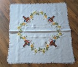 FATA DE MASA VINTAGE DIN V&Acirc;SCOZĂ CU MODEL CUSUT MANUAL CU FIR DE L&Acirc;NĂ