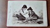 Fotografie pe carton, doi prieteni aprinzand tigari, inceput de secol XX