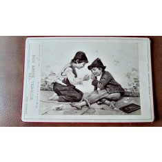 Fotografie pe carton, doi prieteni aprinzand tigari, inceput de secol XX