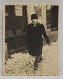 BARBAT PE STRADA IN ORAS , FOTOGRAFIE DE MICI DIMENSIUNI , DATATA 1937 PE VERSO