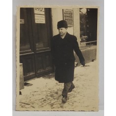 BARBAT PE STRADA IN ORAS , FOTOGRAFIE DE MICI DIMENSIUNI , DATATA 1937 PE VERSO