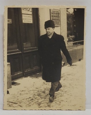 BARBAT PE STRADA IN ORAS , FOTOGRAFIE DE MICI DIMENSIUNI , DATATA 1937 PE VERSO foto