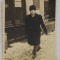 BARBAT PE STRADA IN ORAS , FOTOGRAFIE DE MICI DIMENSIUNI , DATATA 1937 PE VERSO