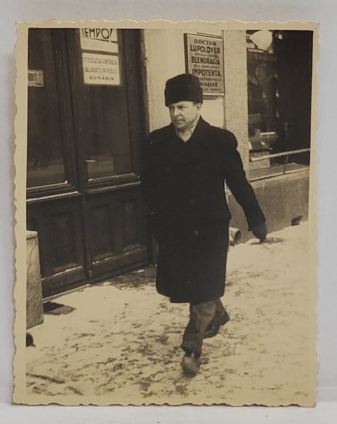 BARBAT PE STRADA IN ORAS , FOTOGRAFIE DE MICI DIMENSIUNI , DATATA 1937 PE VERSO