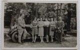 Fotografie tip Carte postala, Grup de prieteni la plimbare cu masina, 1941