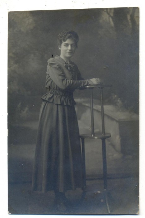 AD 1383 C. P.VECHE-DOAMNA IN TINUTA DE EPOCA -IN STUDIO FOTO