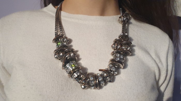 Colier vintage din metal cu pietre