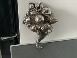 Splendid buchet floral vechi din metal laminat cu argint,marcat Laminato Argentina,greu 262 gr,stare perfectă,de colecție/decor.