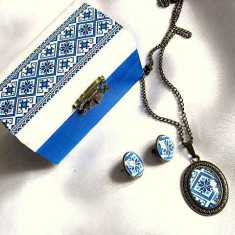 Set cadou culori albastru si bleu, cutiuta si bijuterii motive traditionale 28705
