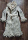 Palton Gubă Vintage &bdquo;Coop Arta Maramureșeană&rdquo; Sighetu Marmatiei &ndash; L&acirc;nă Naturală &ndash; Mărimea S