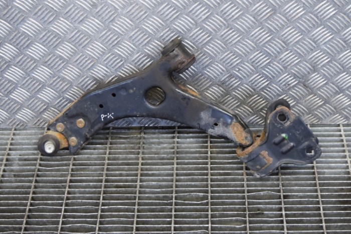 Braț inferior st&acirc;nga față VOLVO V40 Hatchback 2014 OEM: AV61-3A262-DA 11389593