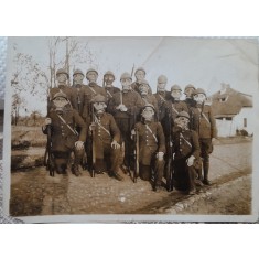 Fotografie, grup de infanteristi cu masti de gaze, primul razboi mondial