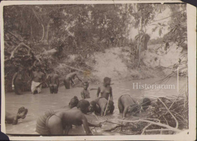 HST P2/581 Poză exotică femei la pescuit Africa anii 1930 foto