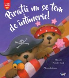 Piratii nu se tem de intuneric!, Litera
