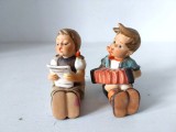 Lot 2 figurine Goebel Hummel portelan fin baiat cu acordeon, fetita care citeste