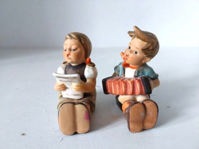 Lot 2 figurine Goebel Hummel portelan fin baiat cu acordeon, fetita care citeste foto