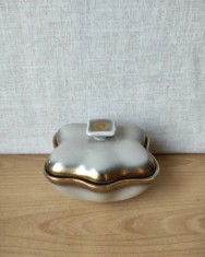 Caseta veche ceramică, decorată cu auriu