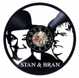 Ceas de perete decorativ realizat din disc de vinil, Model Stan si Bran Laurel and Hardy, Film Comedic, Negru, 30 cm