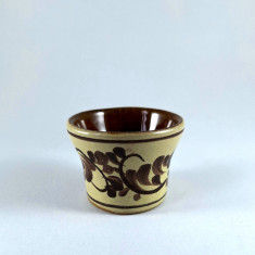Paharel din ceramica, maro cu motive florale, pictat manual 4 cm inaltime