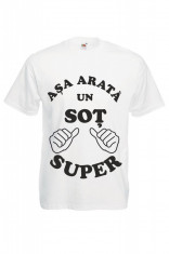 TRICOU DEDICATIE PERSONALIZAT ALB &amp;quot;ASA ARATA UN SOT SUPER&amp;quot; foto