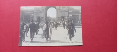 Bucuresti Bukarest Vanzator de usturoi Piata Targ Market foto