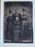 Tintype (ferotip) familie &ndash; c. 1890&ndash;1905 Belle &Eacute;poque &ndash; 8,1&times;12,7 cm &ndash; studio
