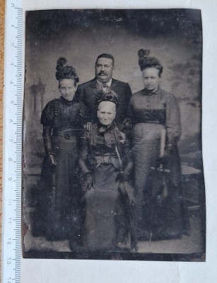 Tintype (ferotip) familie &amp;ndash; c. 1890&amp;ndash;1905 Belle &amp;Eacute;poque &amp;ndash; 8,1&amp;times;12,7 cm &amp;ndash; studio foto