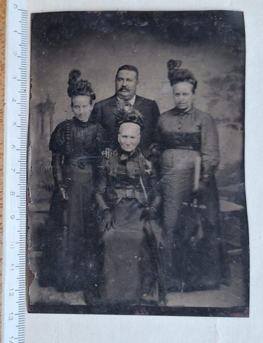 Tintype (ferotip) familie &ndash; c. 1890&ndash;1905 Belle &Eacute;poque &ndash; 8,1&times;12,7 cm &ndash; studio