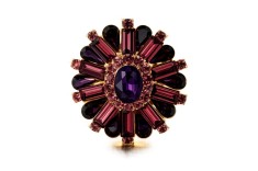 Brosa eleganta cu cristale violet foto