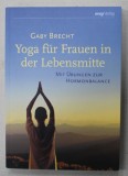 YOGA FUR FRAUEN IN DER LEBENSMITTE ( YOGA PENTRU FEMEI DE VARSTA MIJLOCIE ) , CU EXERCITII SI BALANTA HORMONALA von GABY BRECHT , TEXT IN LIMBA GERMA
