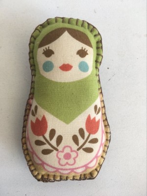 Brosa chic handmade Matrioska, material textil imprimat, umplut cu vatelina foto
