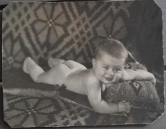 1912 foto Emil Cioran la aprox 1 an / foto mare, carton gros / 20 x 16 cm