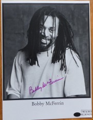 Autograf pe fotografie mare al cantaretului american de Jazz Bobby McFerrin