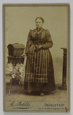 FOTOGRAFIE C.D.V. , STUDIO E. FELDE , INGOLSTADT , DOAMNA CU BUCHET DE FLORI , SFARSITUL SEC. XIX foto