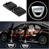 Set 2 Lampi Proiectoare LED Logo Universale Dacia, Iluminare Portiera, Senzor IR, Fibra Carbon