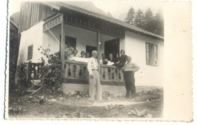 AD 1349 C. P.VECHE- GRUP IN TINUTA DE EPOCA, LA MASA PE VERANDA CASEI foto