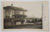GARA CHISINEU - CRIS , ARAD , PARTICIPANTI LA MAREA ADUNARE NATIONALA DE LA 1918 A MARII UNIRI , IN ASTEPTAREA TRENULUI , FOTOGRAFIE , FORMAT CAR