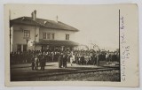 GARA CHISINEU - CRIS , ARAD , PARTICIPANTI LA MAREA ADUNARE NATIONALA DE LA 1918 A MARII UNIRI , IN ASTEPTAREA TRENULUI , FOTOGRAFIE , FORMAT CAR