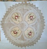 Centru de masa Vintage din Bumbac cu broderie manuala florala si insertii croset