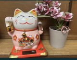 Pisica Maneki Neko roz superbă