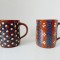 Lot 2 cani de lut ars glazurat si decorat cu alb si albastru, 9 cm inaltime