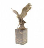 Vultur pescuind- statueta din bronz cu un soclu din marmura KF-59, Animale