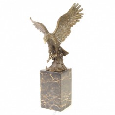 Vultur pescuind- statueta din bronz cu un soclu din marmura KF-59