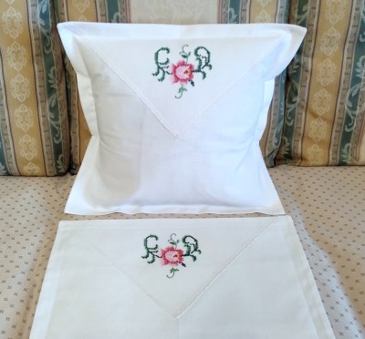 Set 2 Fete de pernuta, Vintage din bumbac cu broderie aplicata, manuala in cruciulite foto